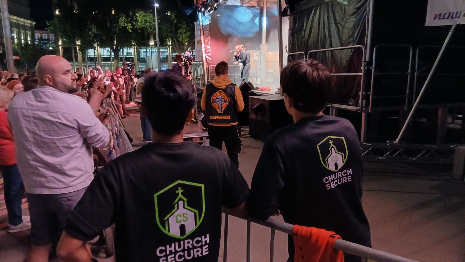 Church-Security-Team im Ordnerdienst am Bühnengraben