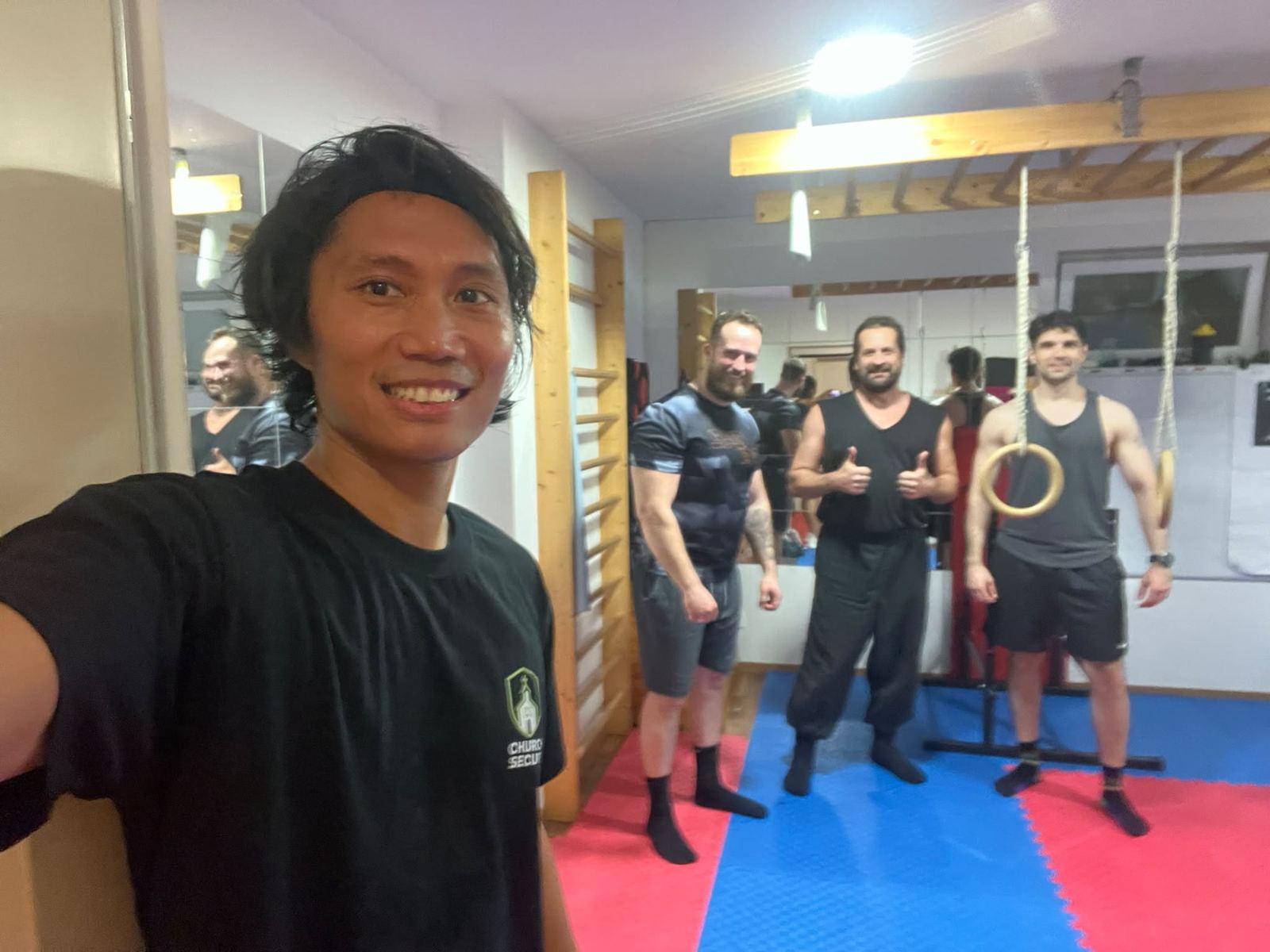 Trainer und Trainingspartner gut gelaunt nach dem Training im Trainingsraum
