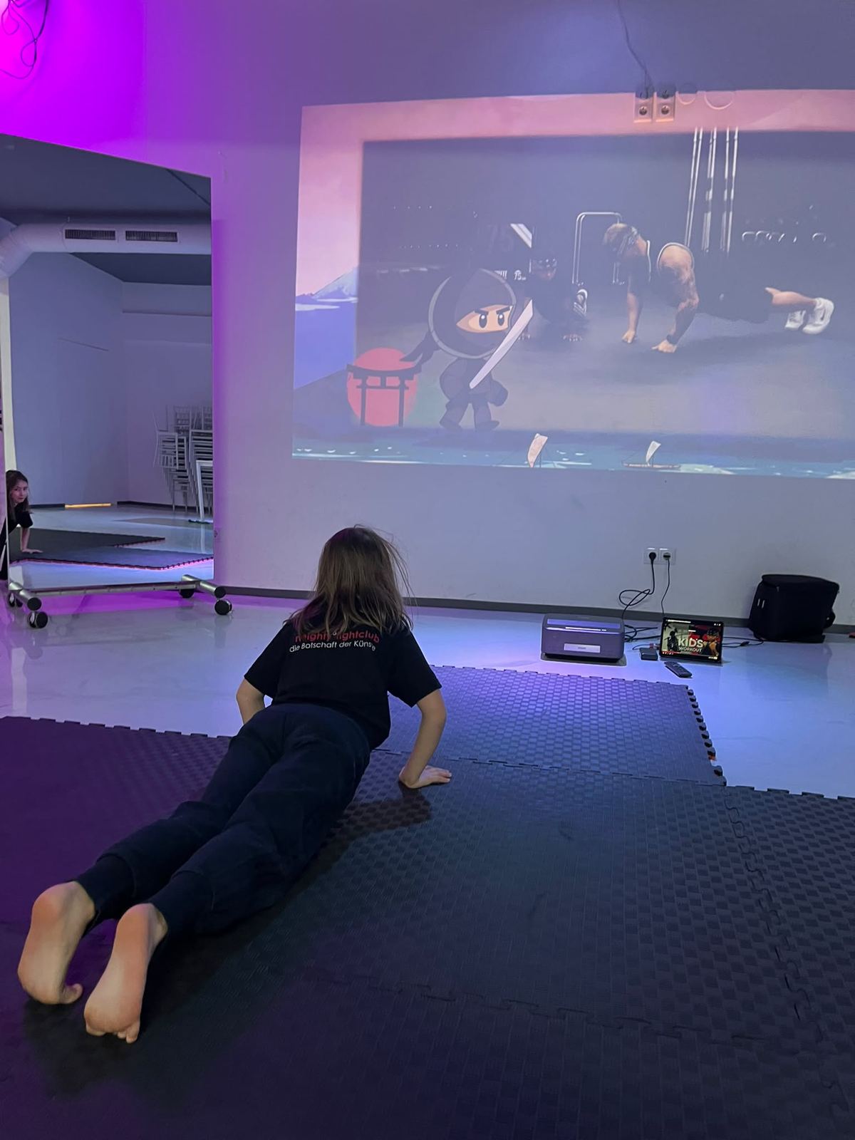Kind macht Liegestütz zu einem Kids-Workout-Video