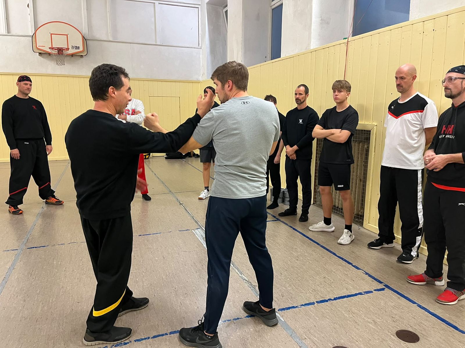 Seminarleiter zeigt eine Wing-Tsun-Technik